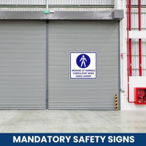 Wearing of harness compulsory when using ladder safety sign (WE030)