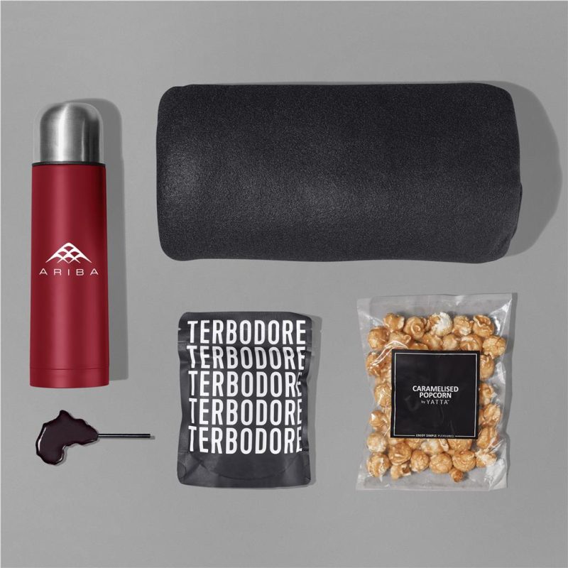 red Yatta Charming Cuddle Hamper